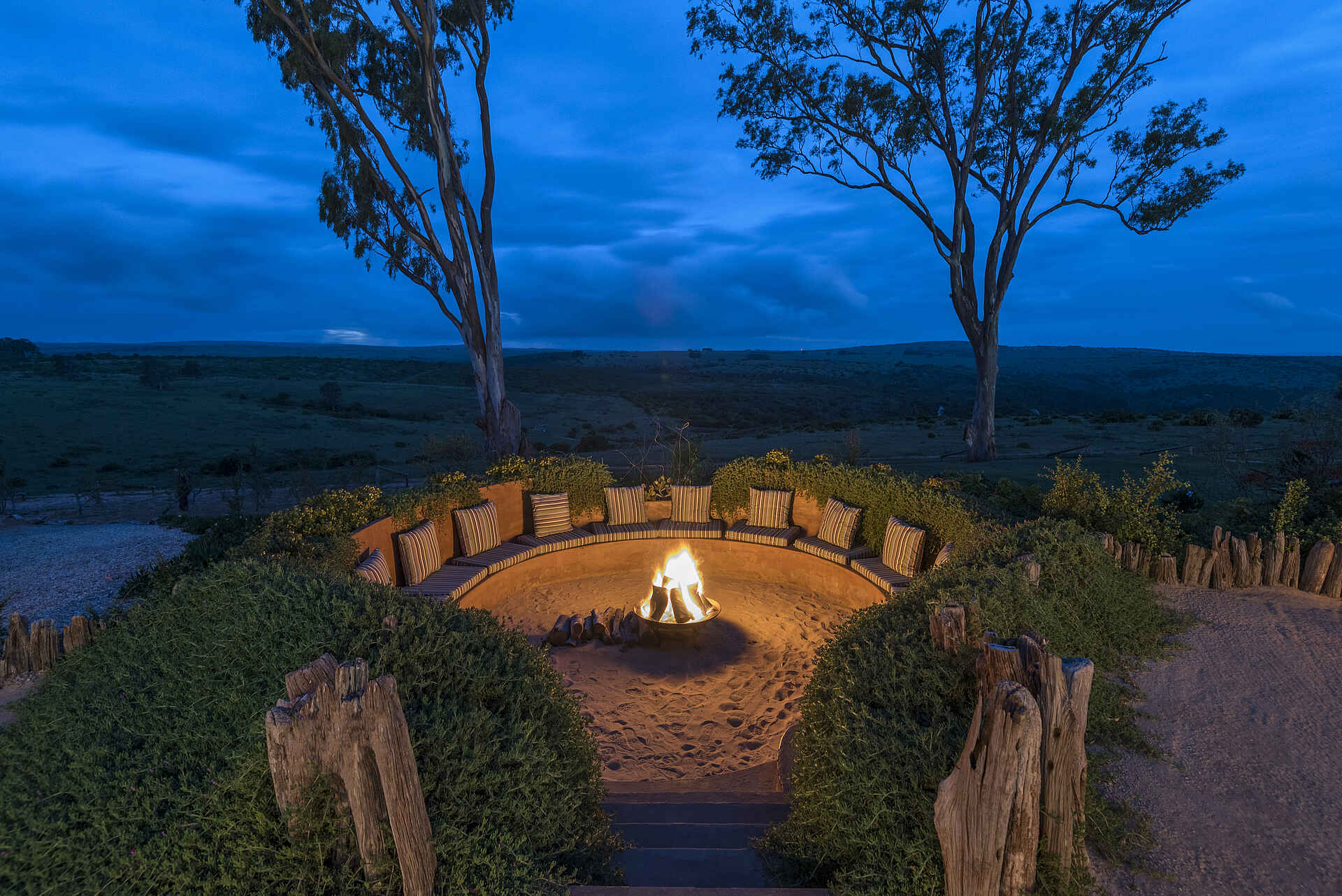 Founders Lodge by Mantis: Feuerplatz