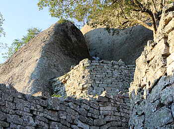 Great Zimbabwe: Enge Stiege zur oberen Festung Great Zimbabwe: Enge Stiege zur oberen Festung