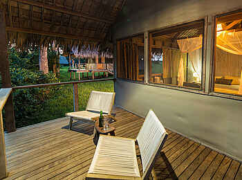 Mboko Camp: Außenansicht der privaten Veranda