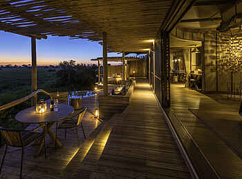 Mombo Camp: Holzdeck mit Ausblick in der Dämmerung Mombo Camp: Holzdeck mit Ausblick in der Dämmerung