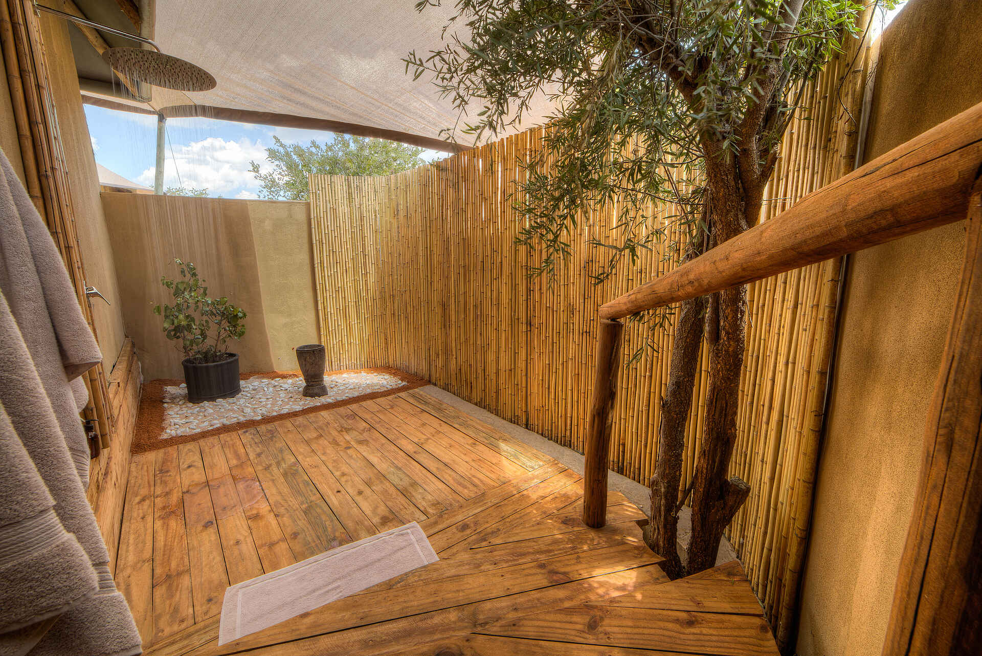 Afrikarma, Afrikarma Safaris, Afrikarma Safaris. Wildnis. Hautnah., Afrikarma.de, Bambus, Baum, Handtücher, Holzboden, Pflanzen, Regenwasserdusche, Treppe