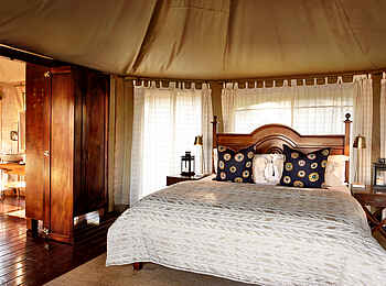 Thanda Tented Camp: Ein Doppelbett im Gästezelt Thanda Tented Camp: Ein Doppelbett im Gästezelt