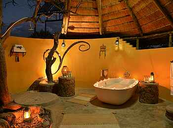 Wildtrack Safaris Eco Lodge: Gästebad im Freien Wildtrack Safaris Eco Lodge: Gästebad im Freien