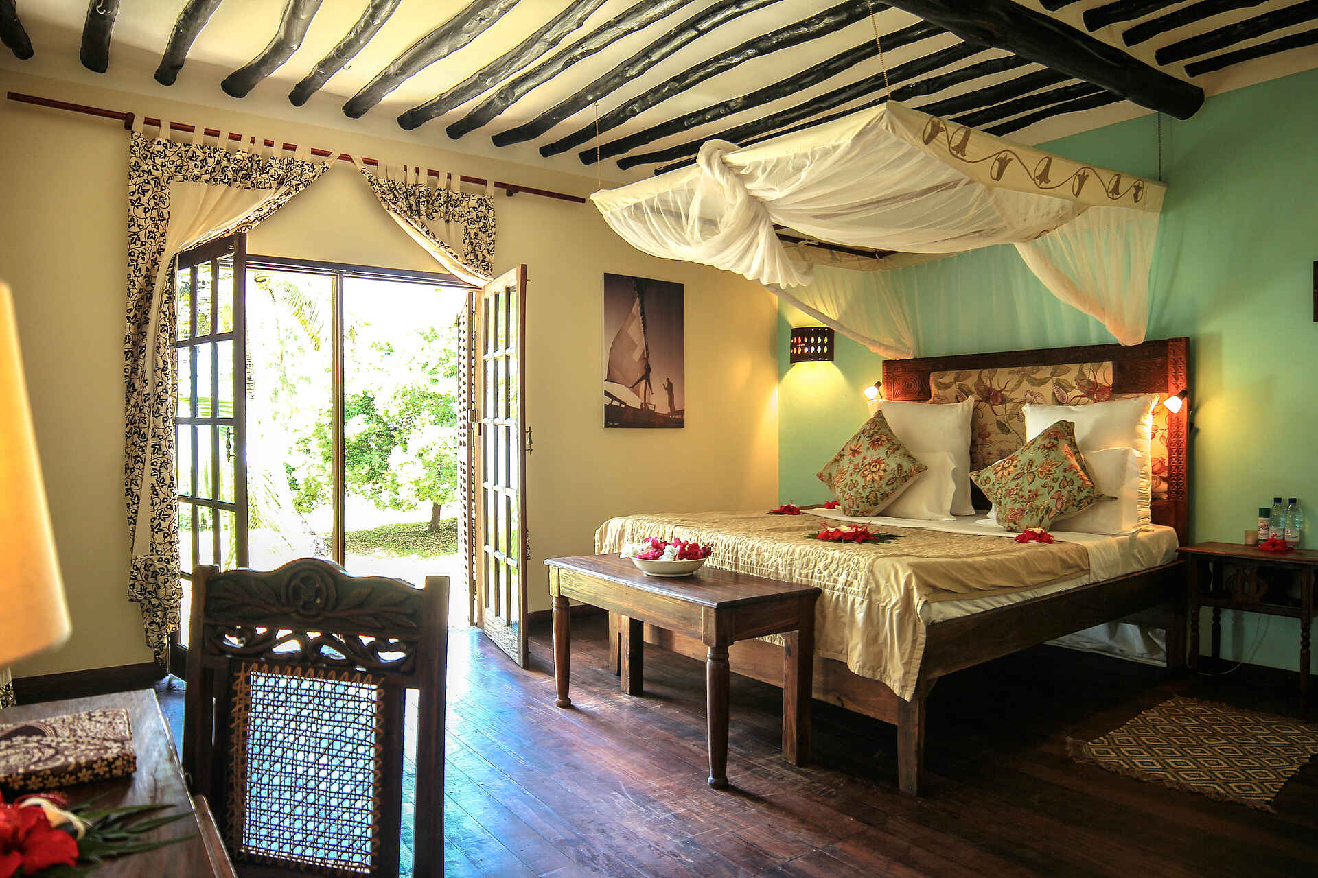 Anna of Zanzibar, Michael Winter, Sansibar, Ausblick auf Garten, Bett, Gästeunterkünfte, Schlafzimmer, Afrikarma, Afrikarma Safaris, Afrikarma Safaris - Wildnis. Hautnah., Afrikarma.de