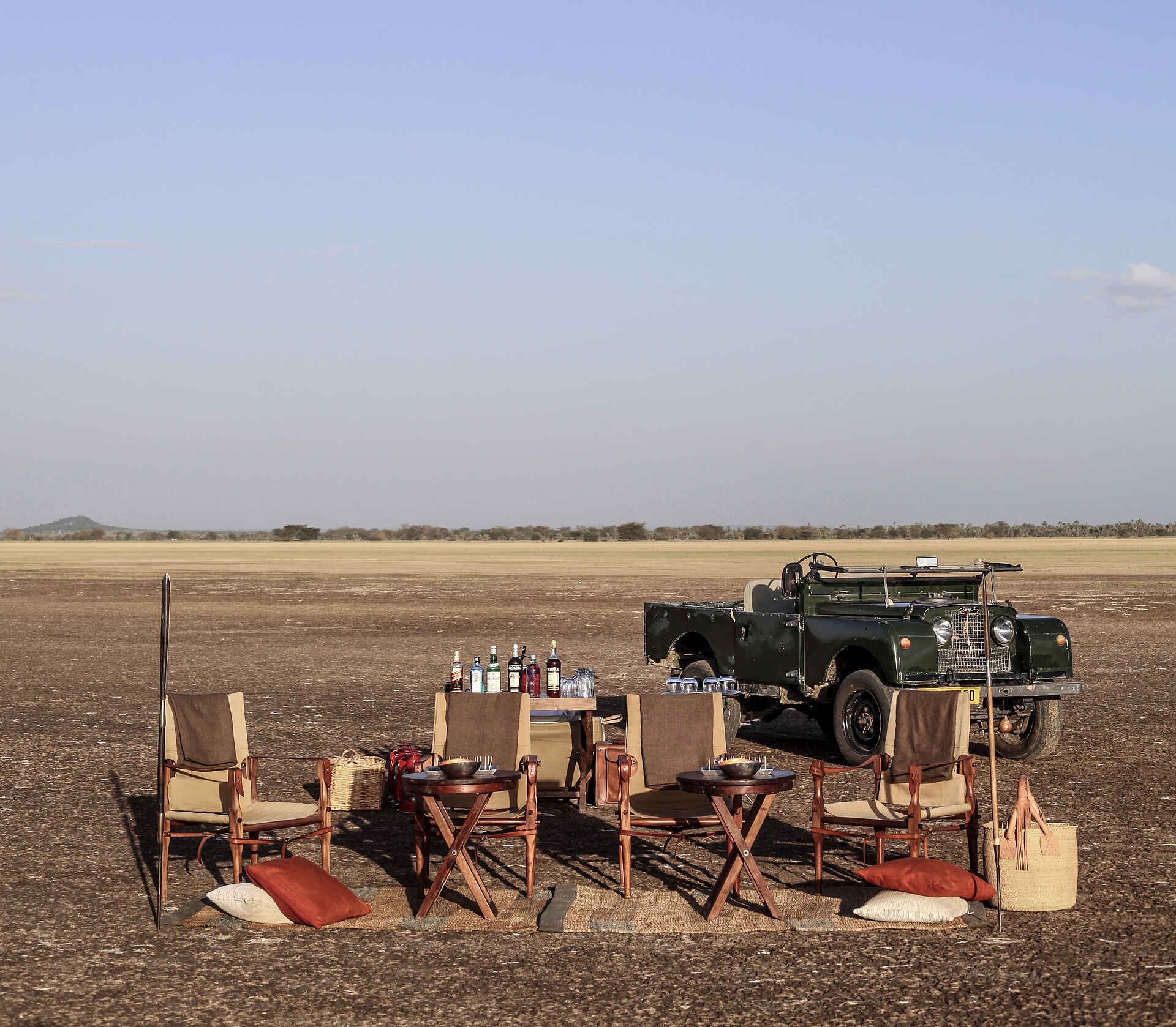 Chem Chem Lodge: Endpunkt einer Pirschfahrt 5 sterne, afrikarma, arusha airport, auszeichnung, award, ballonsafari, bilder, buchen, buchung, chem chem, chem chem amani spa, chem chem lodge, chem chem reservat, chem chem reserve, elefant, fabia bausch, flamingo, gallerie, game drives, geführte Buschwanderungen, heißluftballon, helikopter, information, informieren, kilimanjaro international airport, kuro airstrip, lake manyara, lake manyara airstrip, leopard, lifewildlife, little chem chem, löwe, luxuriös, luxus, manyara, manyara-see, massage, nachhaltigkeit, nicolas negre, ostufer, pirschfahrten, private concession, private konzession, private reserve, privatreservat, reise, reisen, reiseveranstalter, safari, shop, slow safari, souvenirshop, spa, tansania, tanzania, tarangire, tarangire national park, tarangire nationalpark, urlaub, vollpension, www.afrikarma.de, yoga, abend, aktivitäten, drinks, fahrzeug, pirschfahrt, sonnenuntergang, sundowner