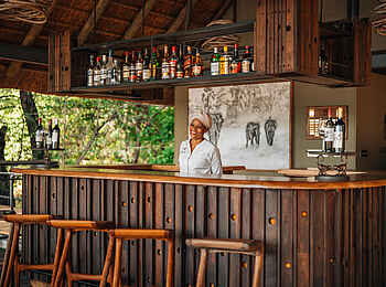 Chitabe Camp: An der Bar