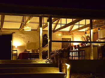 Chobe Elephant Camp: Aufgang zur Bar Chobe Elephant Camp: Aufgang zur Bar