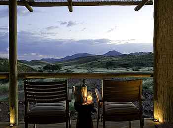 Damaraland Camp: Sekt am Abend