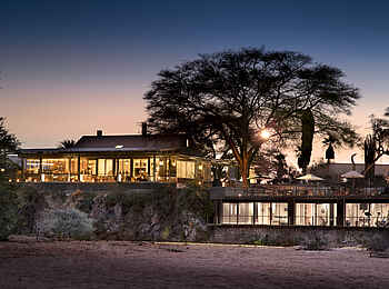 Epako Safari Lodge and Spa: Der Zentralbereich am Abend