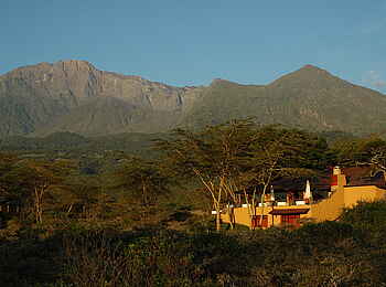 Hatari Lodge: Die Lodge vor dem Mount Meru