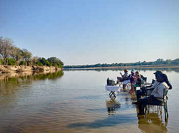 Luambe Horizons Camp: Kaffee Stopp am und im Fluss