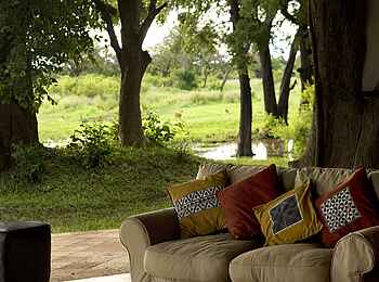 Luangwa Safari House: Sofa Luangwa Safari House: Sofa