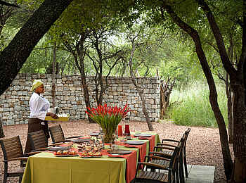 Morukuru River House: Essbereich unter freiem Himmel Morukuru River House: Essbereich unter freiem Himmel