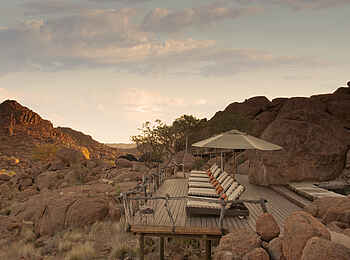 Mowani Mountain Camp: Terrasse mit Liegestühlen