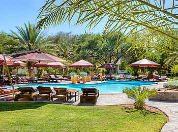 Namib Desert Lodge: Terrasse und Pool im Garten Namib Desert Lodge: Terrasse und Pool im Garten
