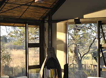 Nkasa Lupala Tented Lodge: Bücherregal in der Lounge Nkasa Lupala Tented Lodge: Bücherregal in der Lounge