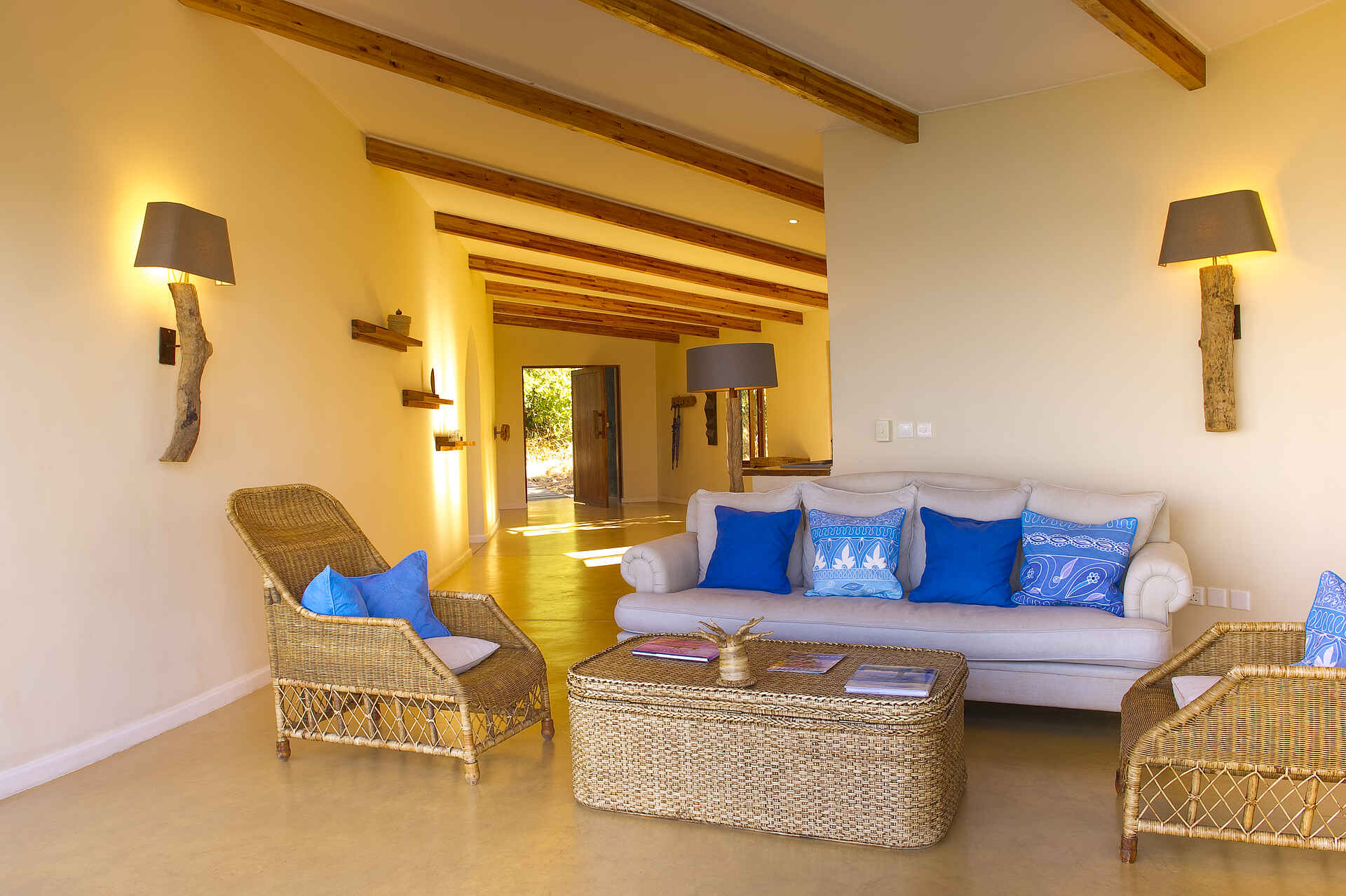 Malawisee, Nankumba Peninsula, Pumulani Lodge, Robin Pope Safaris, Strand, Wassersport, Hauptgebäude, Lounge, Sessel, Sofa, Afrikarma, Afrikarma Safaris, Afrikarma.de