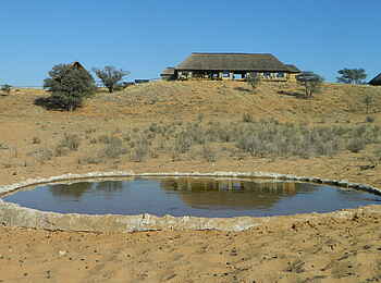 Rooiputs Lodge: Wasserloch