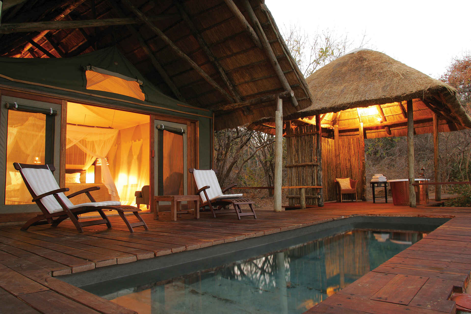 Hochzeitsreise, Lower Zambezi, Lower Zambezi National Park, Luxus, Royal Zambezi Lodge, Sambesi, Sambesital, Deluxe Suite, Liegestuhl, Plunge Pool, Sala, Afrikarma, Afrikarma Safaris, Afrikarma Safaris - Wildnis. Hautnah., Afrikarma.de