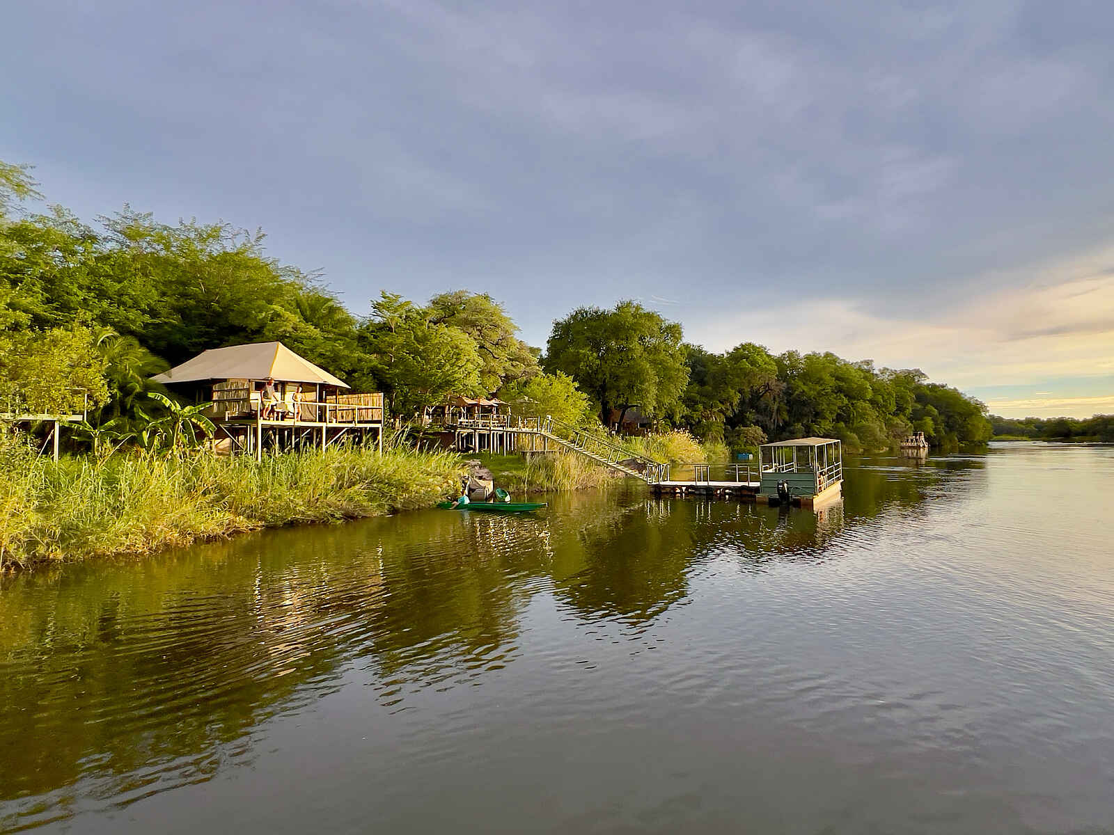 Shametu River Lodge: Vom Fluss aus Shametu River Lodge: Vom Fluss aus