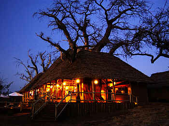 Tarangire Treetops: Hauptgebäude bei Nacht