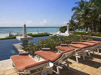 The Aiyana: Liegen am Pool The Aiyana: Liegen am Pool