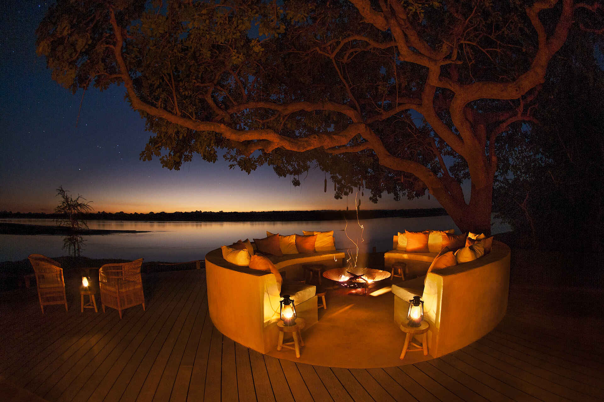 Kafunta Safaris, Kapamba River, Luangwa River, Lusangazi River, Sambia, South Luangwa, Three Rivers Camp, Dunkelheit, Feuer, Feuerstelle, Fluss, Flussufer, Kissen, Öllampe, Sessel, Sofas, Sonnenuntergang, Afrikarma, Afrikarma Safaris, Afrikarma Safaris – Wildnis. Hautnah., afrikarma.de, South Luangwa National Park