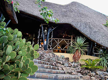 Vingerklip Lodge: Das reetgedeckte Haupthaus der Lodge vom Garten aus