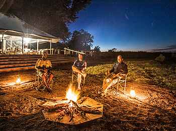 Deteema Springs Camp: Lagerfeuer vor dem Camp