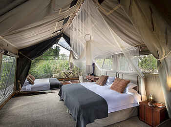 Linyanti Expeditions: Gästezelt mit innerem und äußeren Schlafbereich Linyanti Expeditions: Gästezelt mit innerem und äußeren Schlafbereich