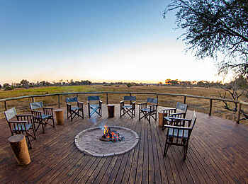 Mma Dinare Camp: Blick über den Feuerplatz hinaus Mma Dinare Camp: Blick über den Feuerplatz hinaus