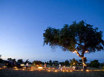 &Beyond Ngala Safari Lodge: Laternen in der Nacht