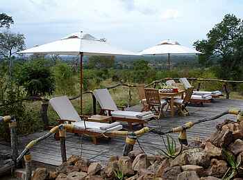 Beho Beho Camp: Pooldeck mit Liegen