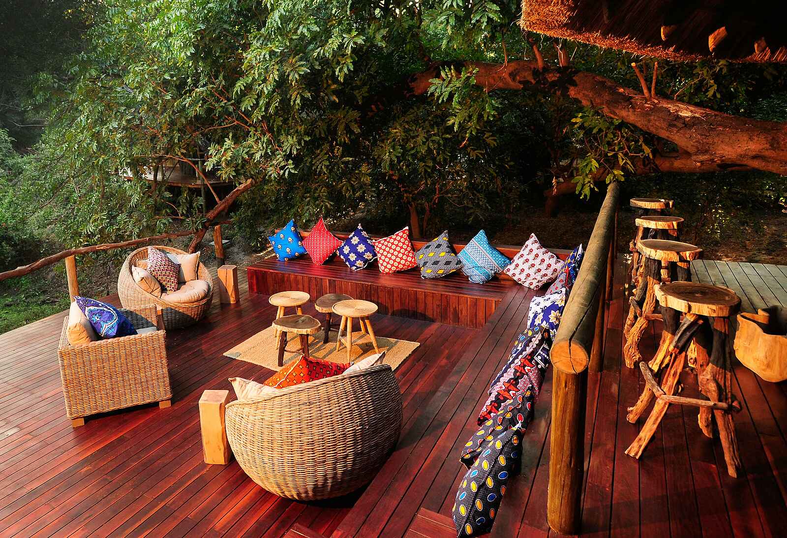 Bilimungwe Bushcamp: Tiefer gelegte Terrasse an der Lagune Bilimungwe Bushcamp: Tiefer gelegte Terrasse an der Lagune