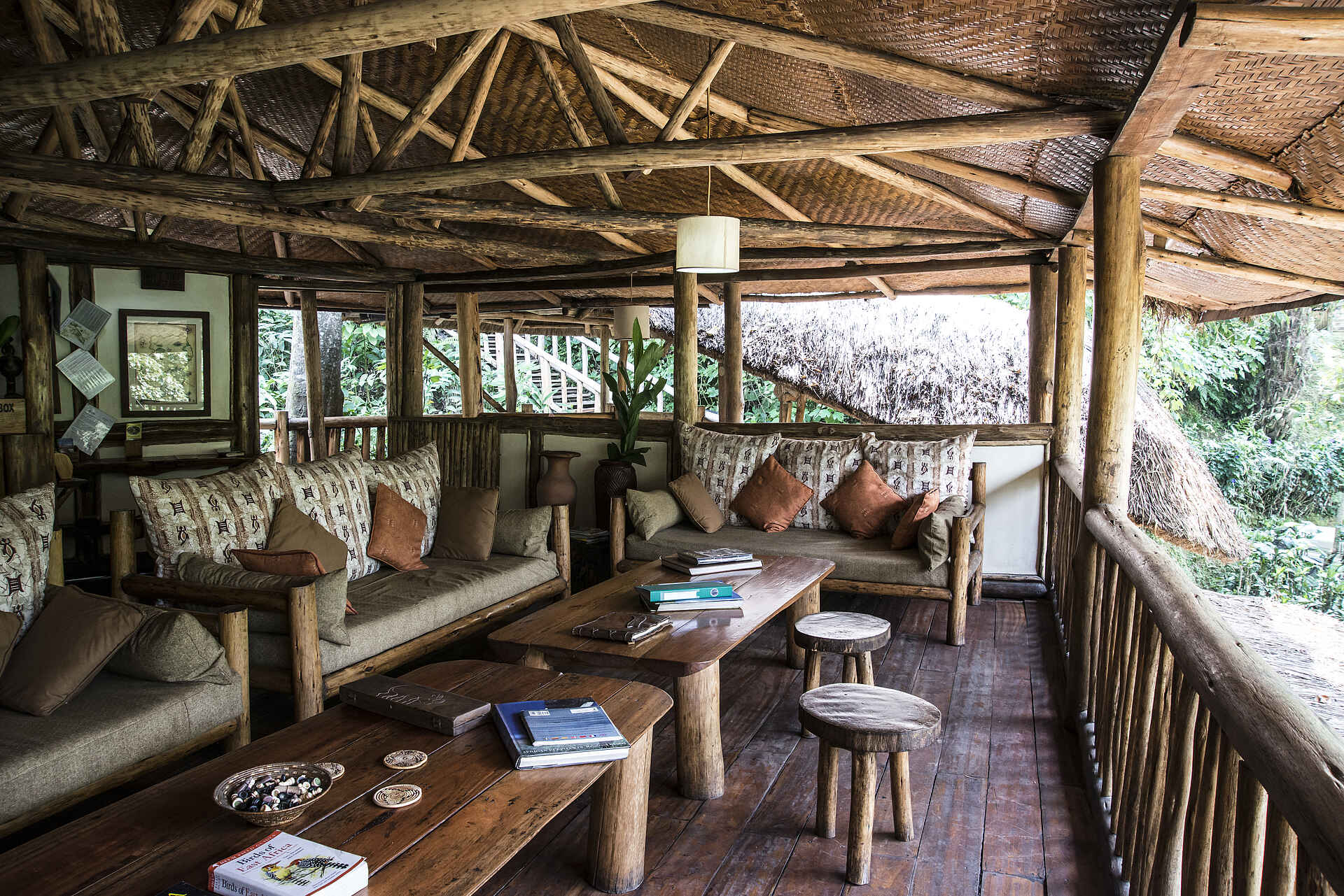 Buhoma Lodge, Bwindi Impenetrable Forest National Park, Gorilla tracking, Hocker, Sessel, Sofa, Veranda, Afrikarma, Afrikarma Safaris, Afrikarma Safaris - Wildnis. Hautnah., Afrikarma.de, Uganda Exclusive Camps & Lodges, Wild Frontiers