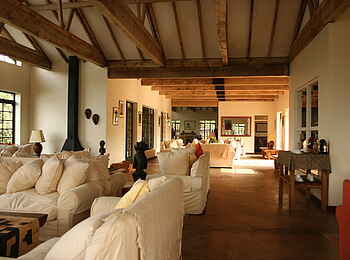 Clouds Mountain Gorilla Lodge: In der Lobby