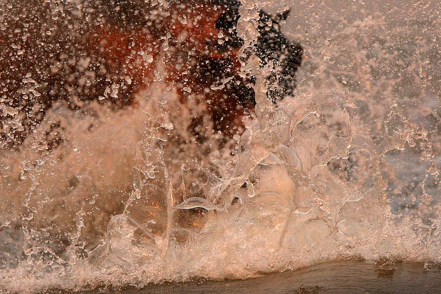 Kaingo Hippo Hide: Spritzendes Wasser Kaingo Hippo Hide: Spritzendes Wasser