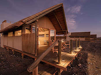 Kulala Desert Lodge: Standard Tent Terrasse