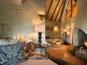 Madikwe Safari Lodge Lelapa: Familiensuite mit Couch und Kamin