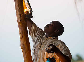 Mukambi Busanga Plains Camp: Abendbeleuchtung Mukambi Busanga Plains Camp: Abendbeleuchtung