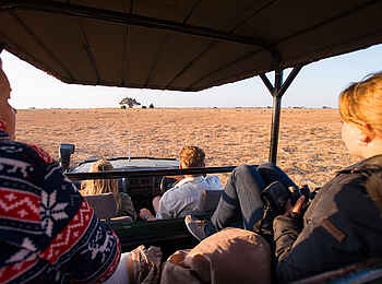 Mukambi Busanga Plains Camp: Im Land Rover Mukambi Busanga Plains Camp: Im Land Rover