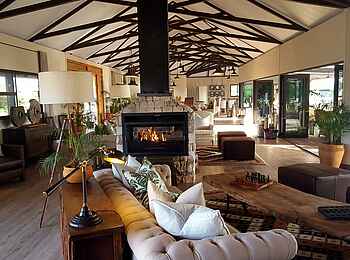 Old Drift Lodge: Die Lounge mit Kamin Old Drift Lodge: Die Lounge mit Kamin