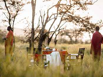 Ole Serai Luxury Camp - Moru Kopjes: Buschdinner Ole Serai Luxury Camp - Moru Kopjes: Buschdinner