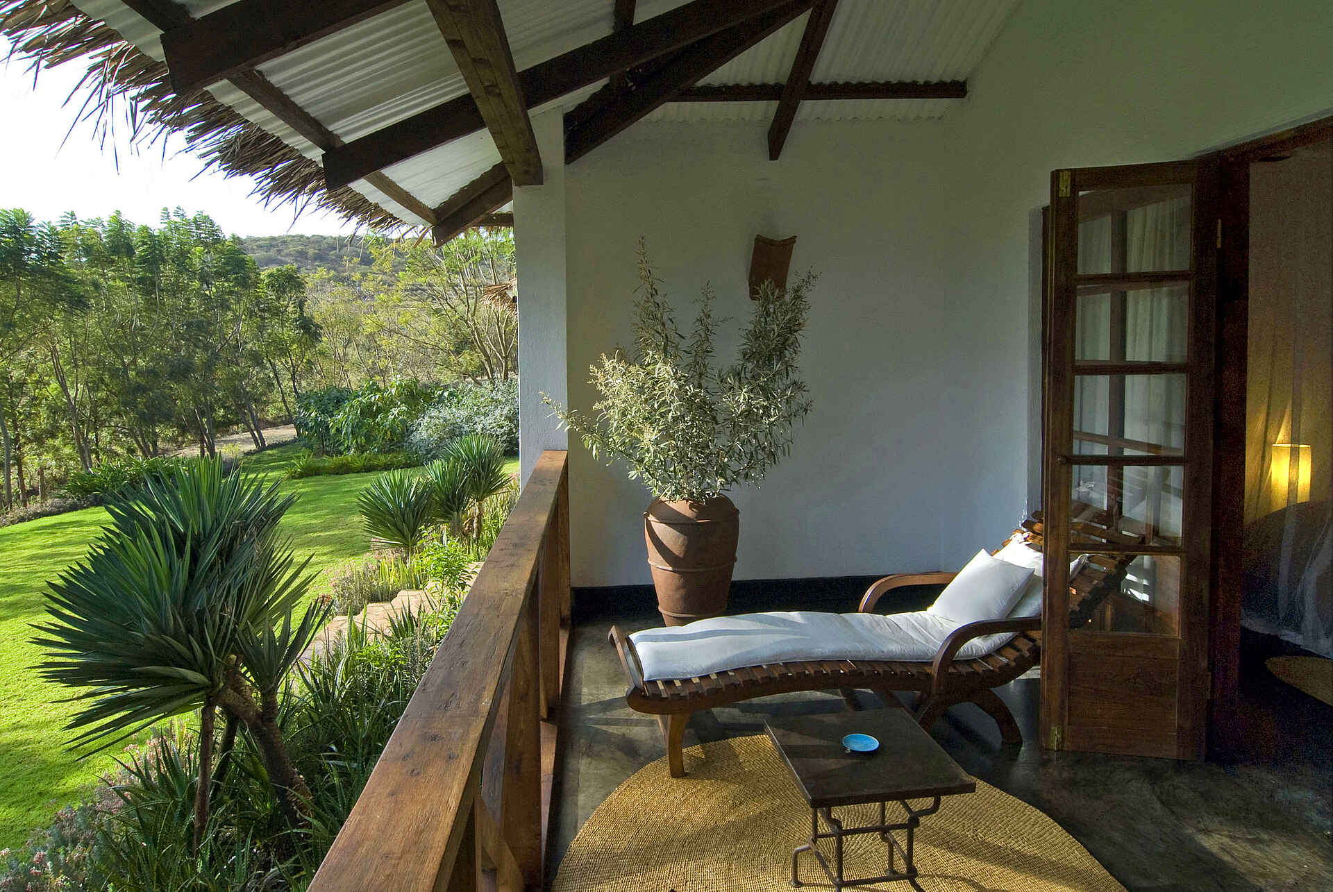 Plantation Lodge: Balkon eines Gästezimmers Ngorongoro-Krater, Plantation Lodge, Balkon, Deck, Gästechalet, Veranda, afrikarma, afrikarma Safaris, afrikarma Safaris - Wildnis. Hautnah., afrikarma.de