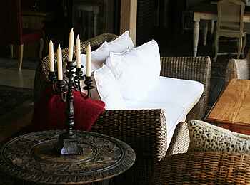 Royal Malewane: Loungemöbel mit Kerzenständer