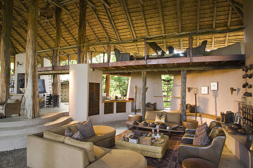 Sandibe Okavango Safari Lodge: Guest Area der Main Lounge Sandibe Okavango Safari Lodge: Guest Area der Main Lounge