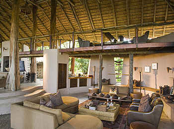 Sandibe Okavango Safari Lodge: Guest Area der Main Lounge Sandibe Okavango Safari Lodge: Guest Area der Main Lounge
