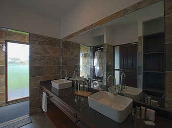 Serengeti Sametu Camp: Luxury Family Room Bad Serengeti Sametu Camp: Luxury Family Room Bad