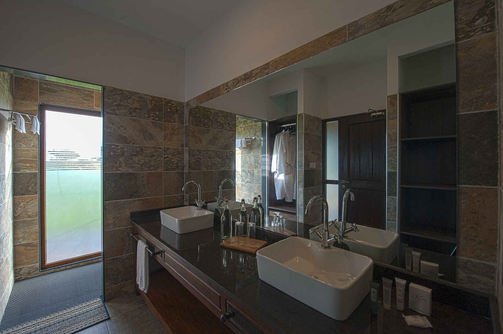 Serengeti Sametu Camp: Luxury Family Room Bad Serengeti Sametu Camp: Luxury Family Room Bad