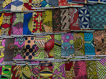 Wilderness Sabyinyo: Bunte Stoffe auf dem Musanze Markt Wilderness Sabyinyo: Bunte Stoffe auf dem Musanze Markt
